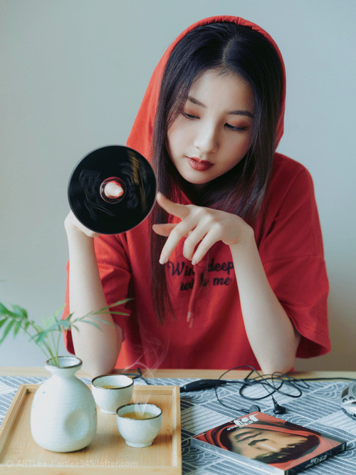 核心中场持续发力成为进攻与防守之间的重要桥梁,中场核心穿几号